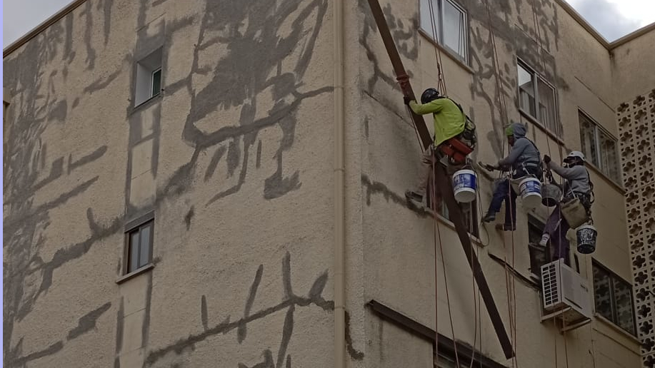 Fachada en proceso de rehabilitación